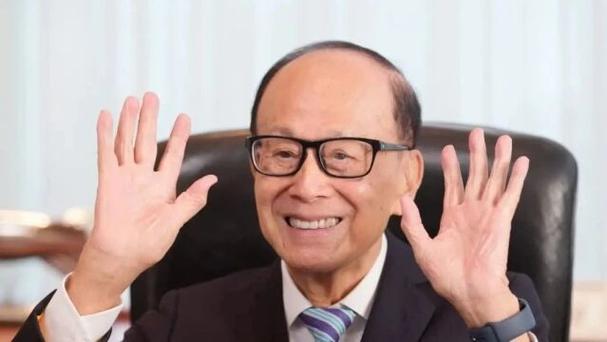 96岁李嘉诚跪英国真相：万亿资本赌局输光，香港英国竟无人挽留？