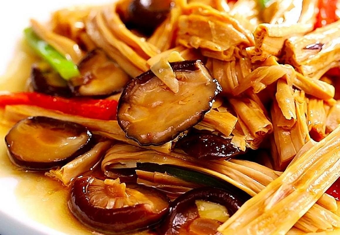 香菇烧腐竹：一场味蕾的狂欢，轻松搞定的家常美味！