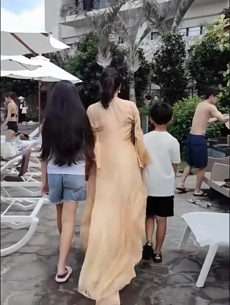 汪小菲香港带娃名场面！小玥儿这个习惯竟和大S如出一辙？