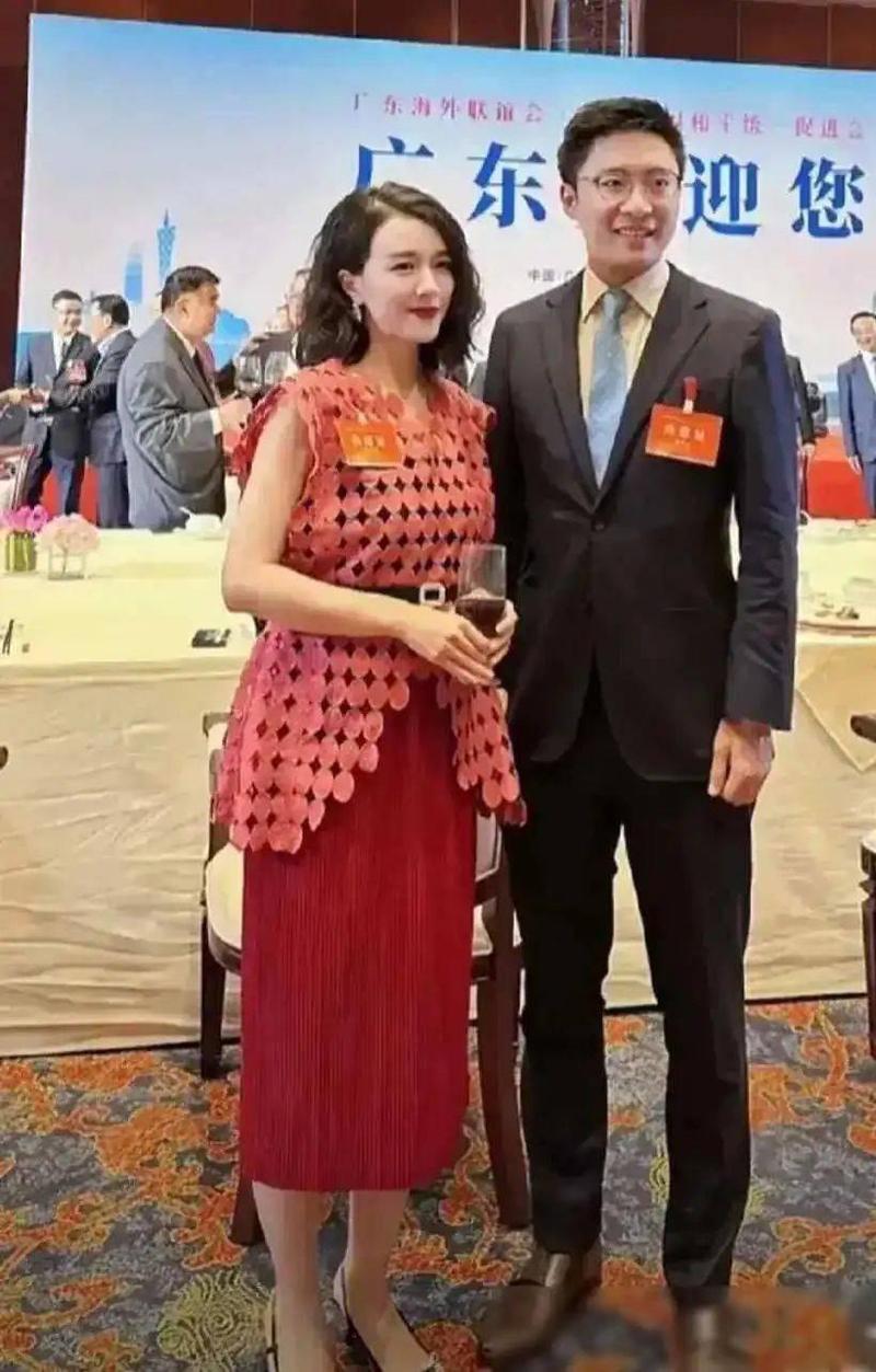 霍启山参加晚宴，合影郑裕玲义女，美女环绕太受欢迎