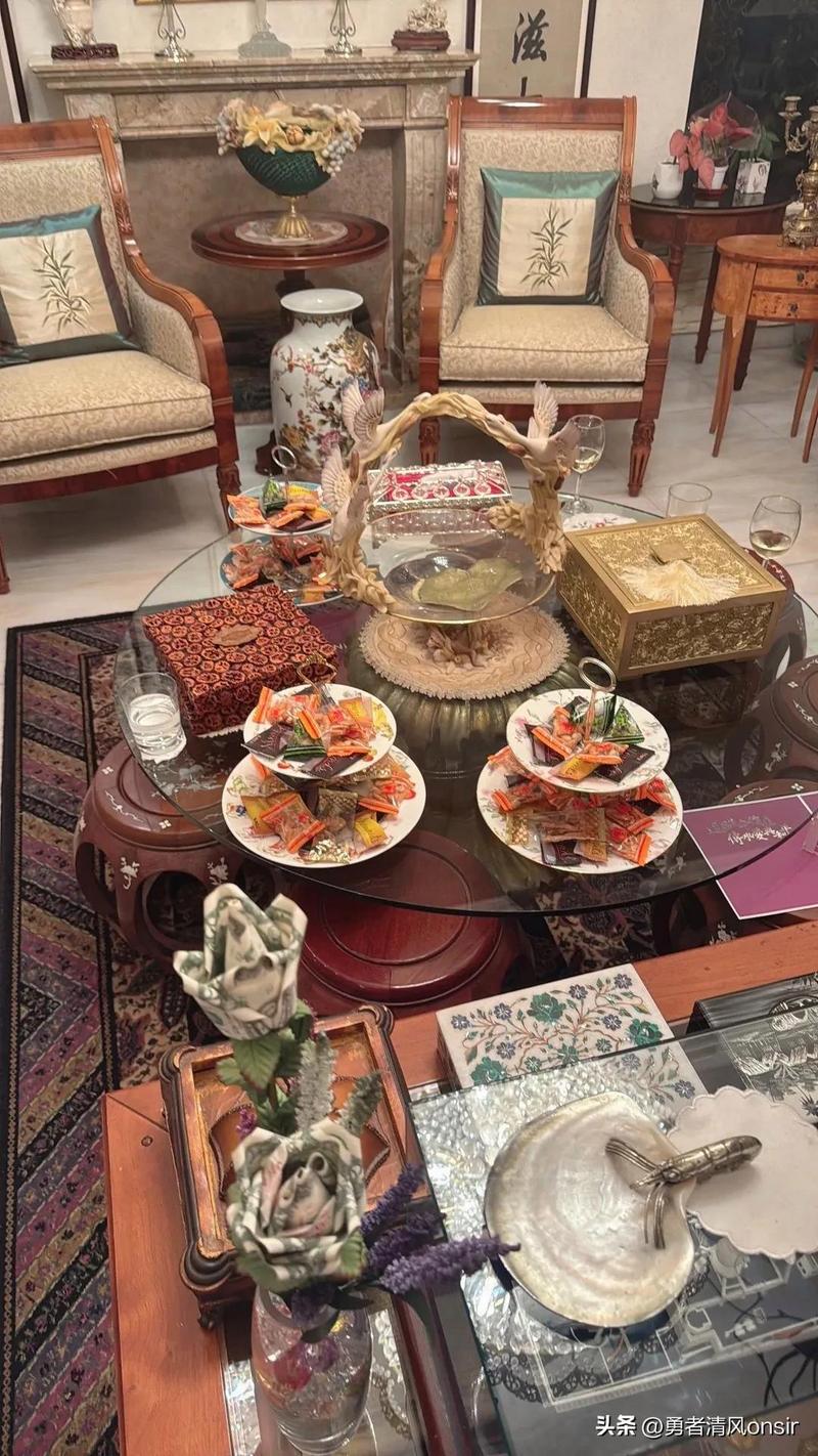 霍启山参加晚宴，合影郑裕玲义女，美女环绕太受欢迎