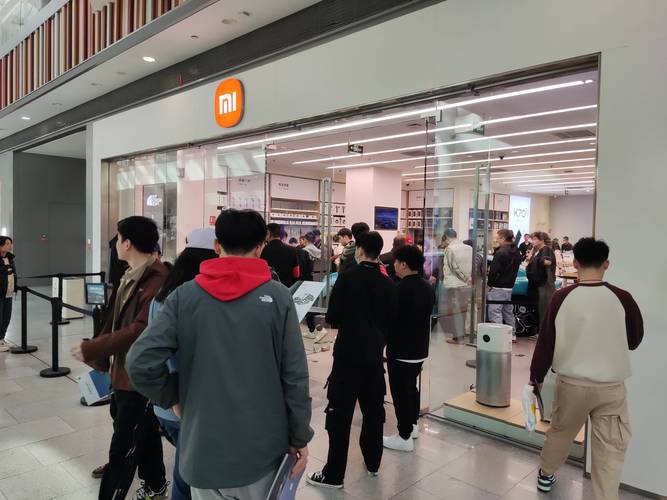 小米在日本首家店开业，现场着实让人大吃一惊，队伍排到了商场外