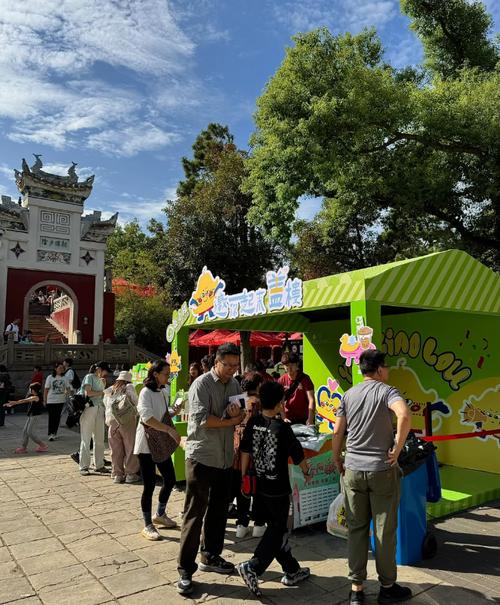 光山县方楼公园：周末春游人潮涌动