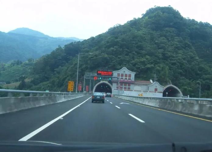 中国最短的隧道，长度仅有四十多米，开车几秒钟就能通过