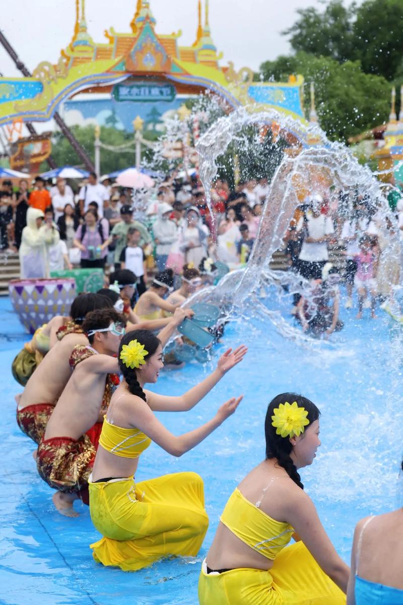 傣族园泼水节狂欢 总要来云南过一次泼水节吧 泼水节现场好欢乐