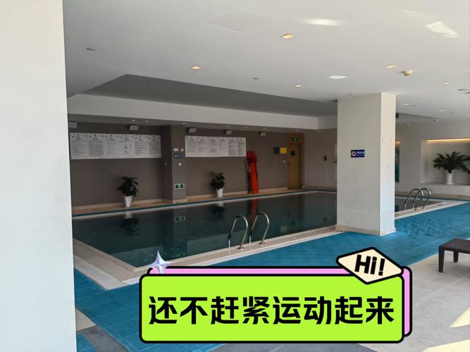 地震时一栋公寓的顶层泳池，里面有顾客和小孩，愿平安！