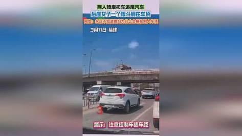 女子在车后座出来，竟然连路都不会走了，路人拍下全过程