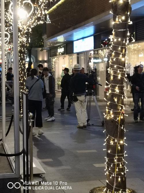 美国媳妇被海南街头惊到：电动车海洋！这里太热闹了