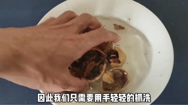 核桃壳和鸡蛋真是绝配，隔壁98岁老奶奶煮了一辈子的土方法实用