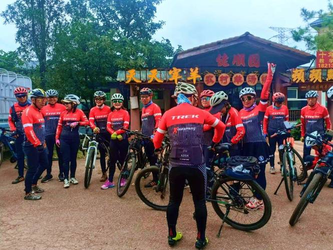 骑行来到河北保定顺平伊祁山，没有想到来看美景的这么多人