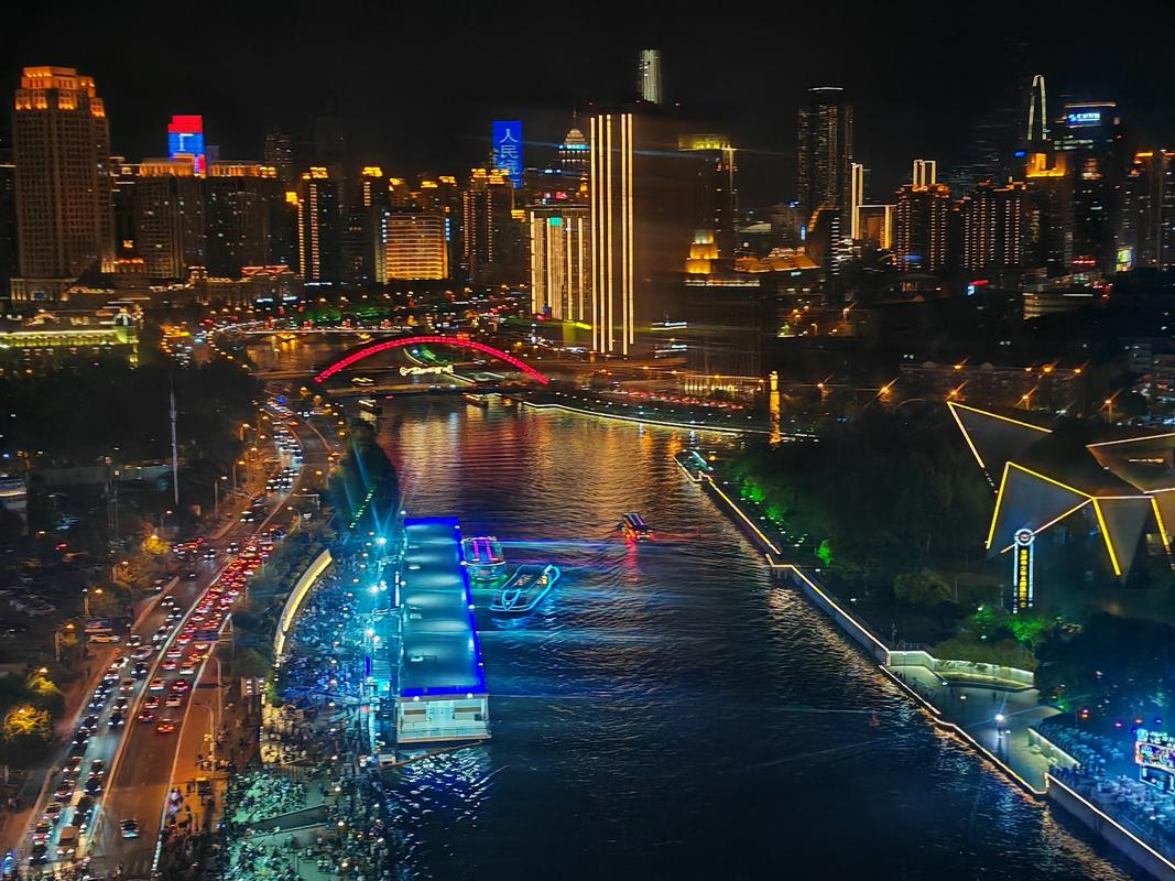 一边驾车穿行在天津市灯光璀璨的夜色中