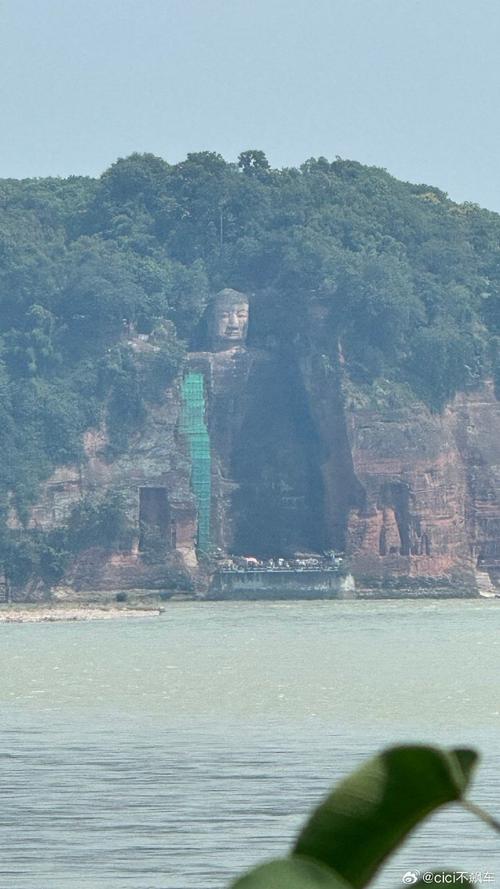 乐山大佛的景太美了，俯瞰江景，手机记录这一刻的宁静