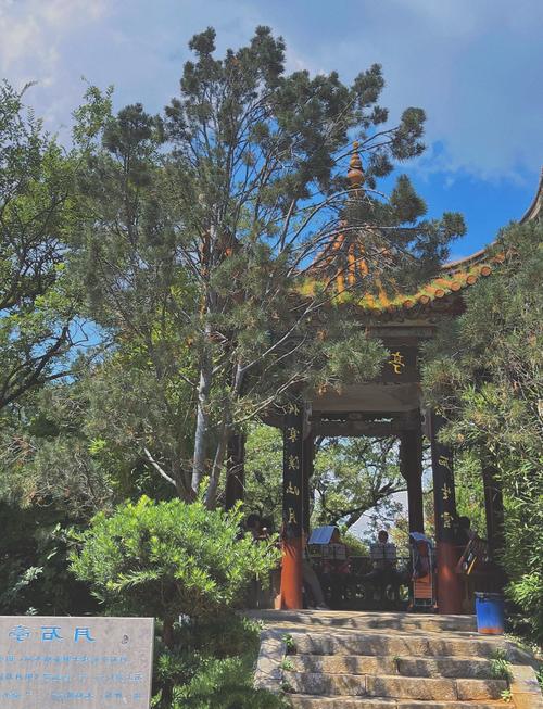 昆明圆通山，是观赏内容最丰富、游人最多的公园