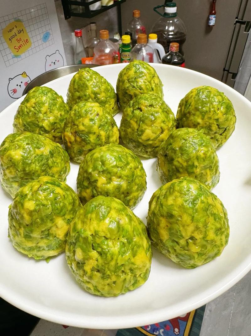 又到了山东人吃榆钱的季节，榆钱窝窝配上鸡蛋蒜泥谁懂啊