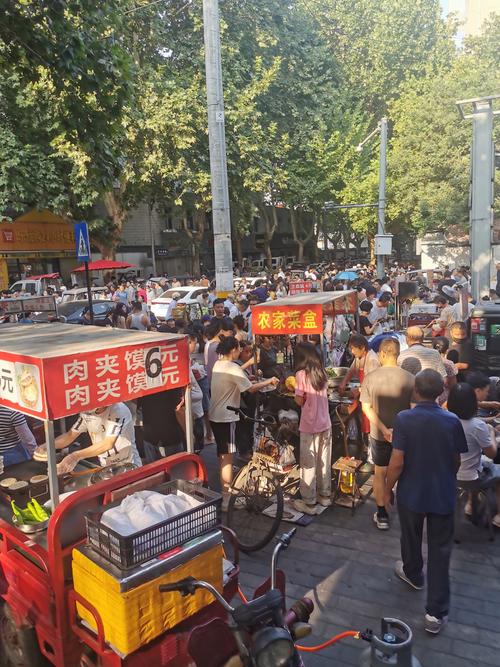 湖北武汉青山区：早晨的恩施美食街，早餐及生鲜店一片繁忙！