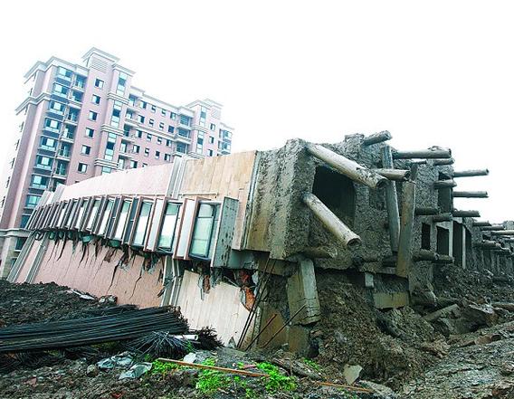 现场实拍：几十层高大楼短短一分钟不到就轰然倒塌