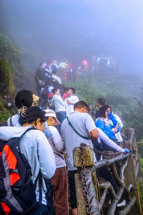排队登红云金顶，排队也是休息，刚好缓解了爬山的疲惫