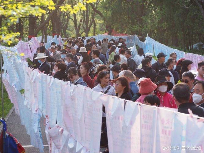 三月三千佛山相亲大会，临近中午年轻人明显增多