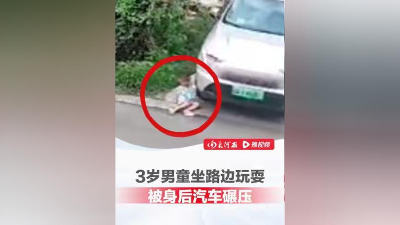 小孩哥在路边玩，头一转以为开特效了，网友：怎么一会2D一会3D的