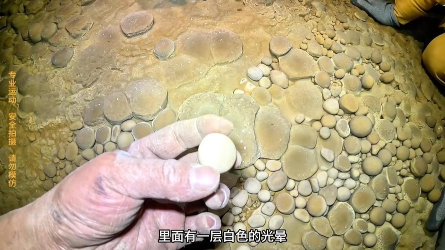 贵州山村发现神秘岩洞，小伙索降300米，暗河深处有古人遗留物品