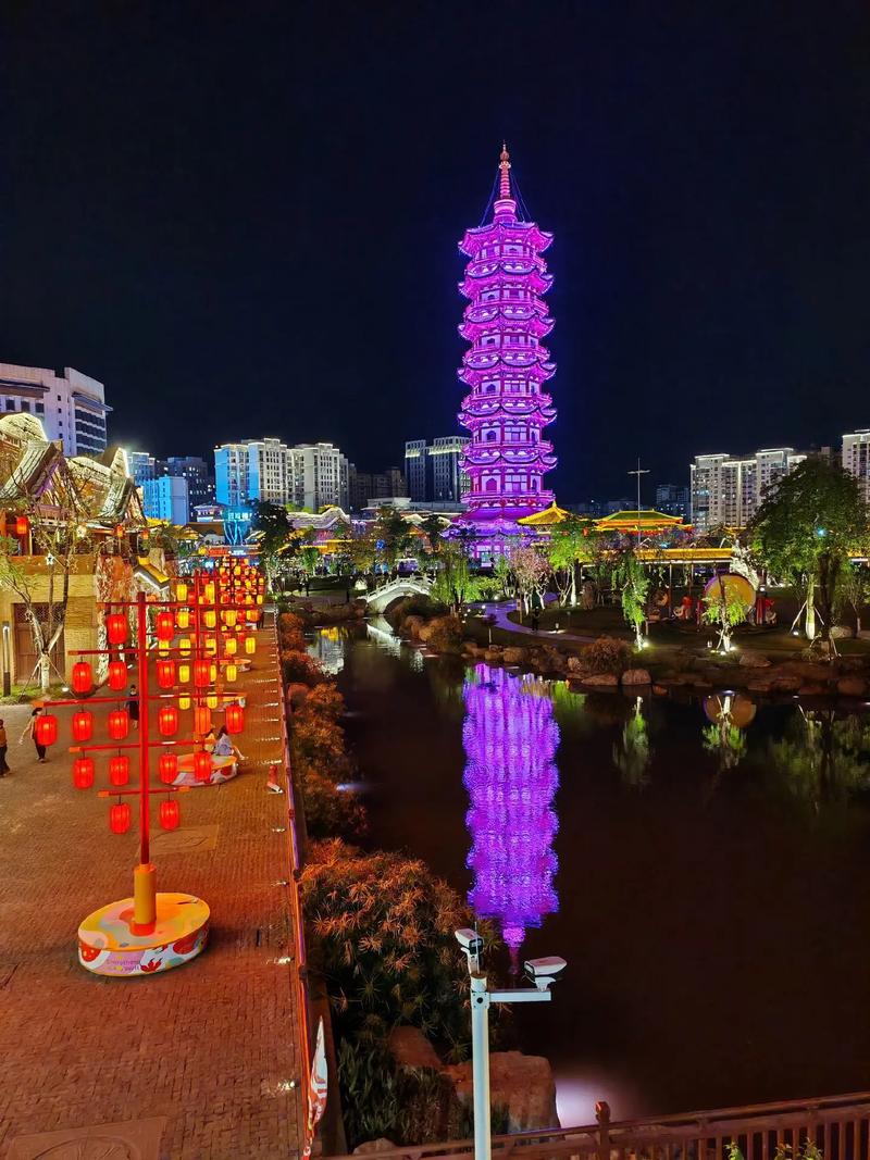 夜晚灯光下的西昌唐园景色迷人，令人心潮澎湃！