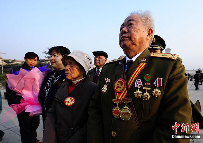 清明节毛主席纪念堂，人潮涌动敬意满满