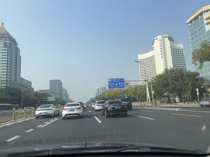 体验“神州第一街”的拥堵交通 驾车行驶北京长安街