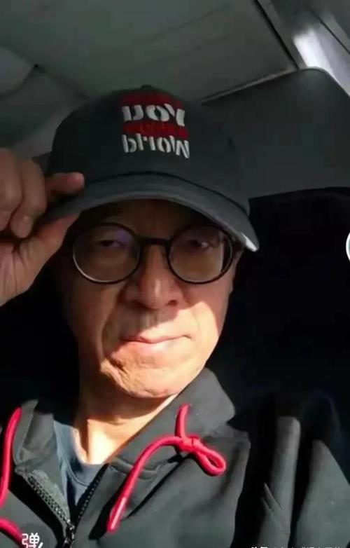 俞敏洪清明返乡祭祖，身价上亿老宅破旧，儿时玩伴皆已两鬓斑白