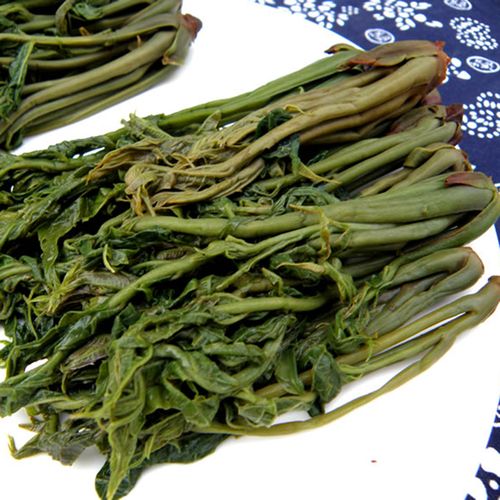 腌香椿时：可别只会加盐，记住这2点，入味好吃，放一年不会坏