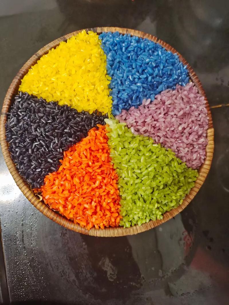 色彩斑斓的八色糯米饭。广西三月三#五色糯米饭#