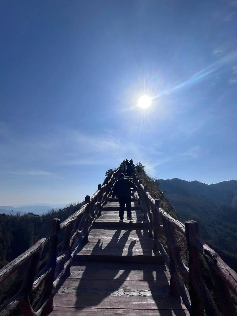 #记录生活 传统文化 登上山顶看美景