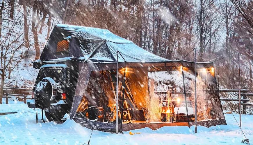 大雪中独自露营，在厚厚积雪中的炎热帐篷里露营