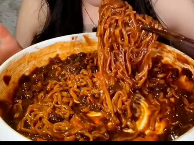 韩国?大姐：吃美味的烤肥肠?炸酱面，看着简直太有食欲了?