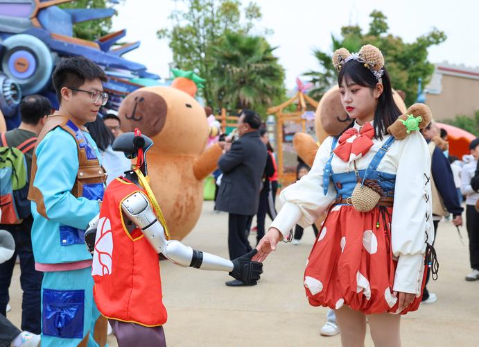 王屋山旅游节开幕，哪吒和机器人都来打卡