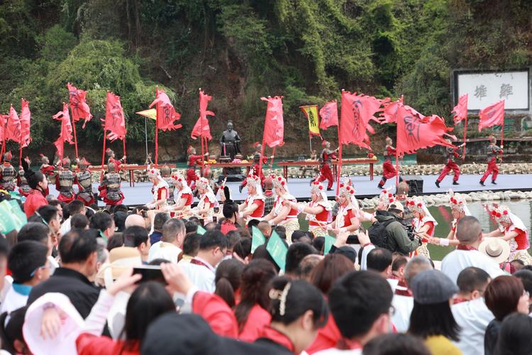 都江堰放水节震撼上演