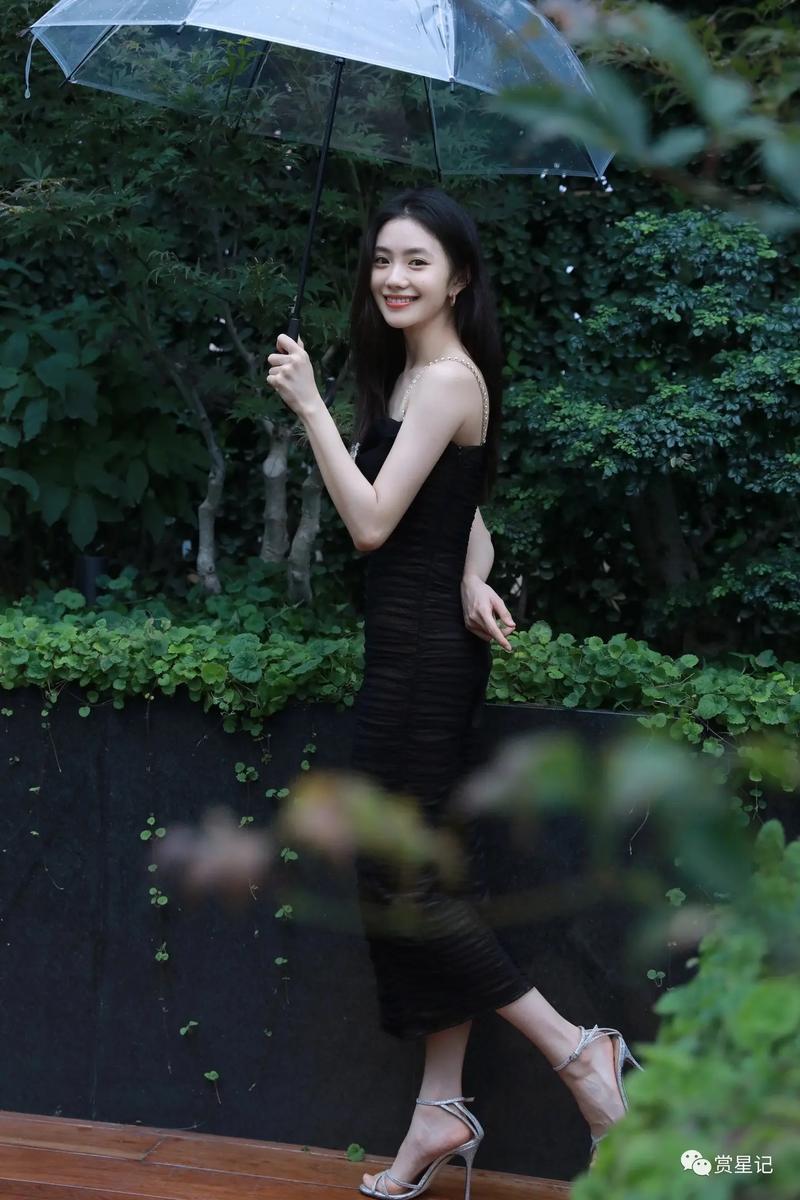 刘浩存身形比例堪称黄金分割，玲珑曲线惊艳众人，视觉冲击力拉满