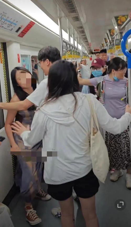 上海地铁擒狼实录：美女遭男子猥亵沾染“不明液体”崩溃呼救！