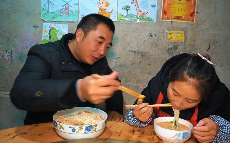 桃子姐陪包立春去钓鱼，又是没钓到的一天