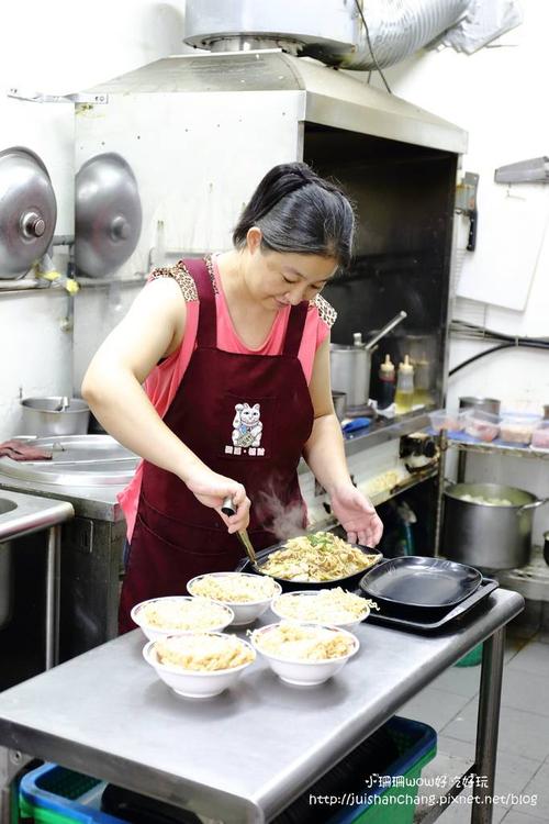 30多岁光棍流浪中国，湖南广西交界路边吃快餐，老板娘炒的好吃