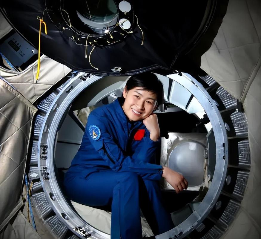 中国首位上太空的女航天员刘洋，完成任务后隐退，生活现状如何？