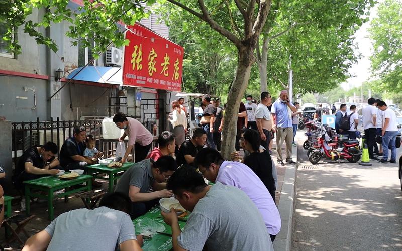 山东大哥卖牛肉汤，一天能卖3000碗，不到饭点，顾客坐满整条街