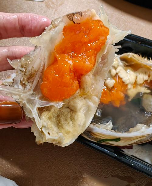 小姐姐一人独享美味的腌螃蟹，一口鲜到骨子里！