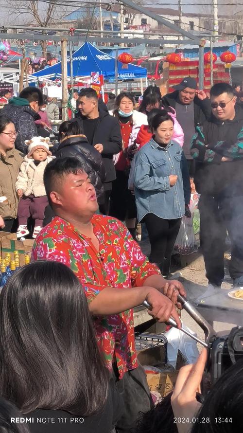 山东费县逛大集，大盘肠子20块真便宜，2个人花53两荤一素