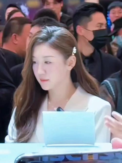 陈梦和母亲海南被偶遇，梦姐扎双马尾青春无敌 母女俩吃雪糕好惬意