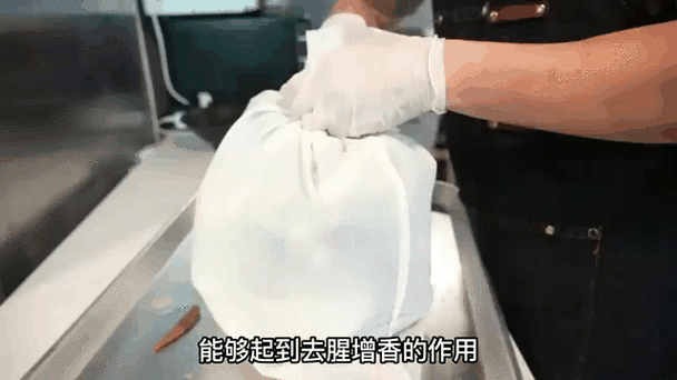 老外在广西“偷师”卤猪脚，回国开店每天个不够卖，日赚