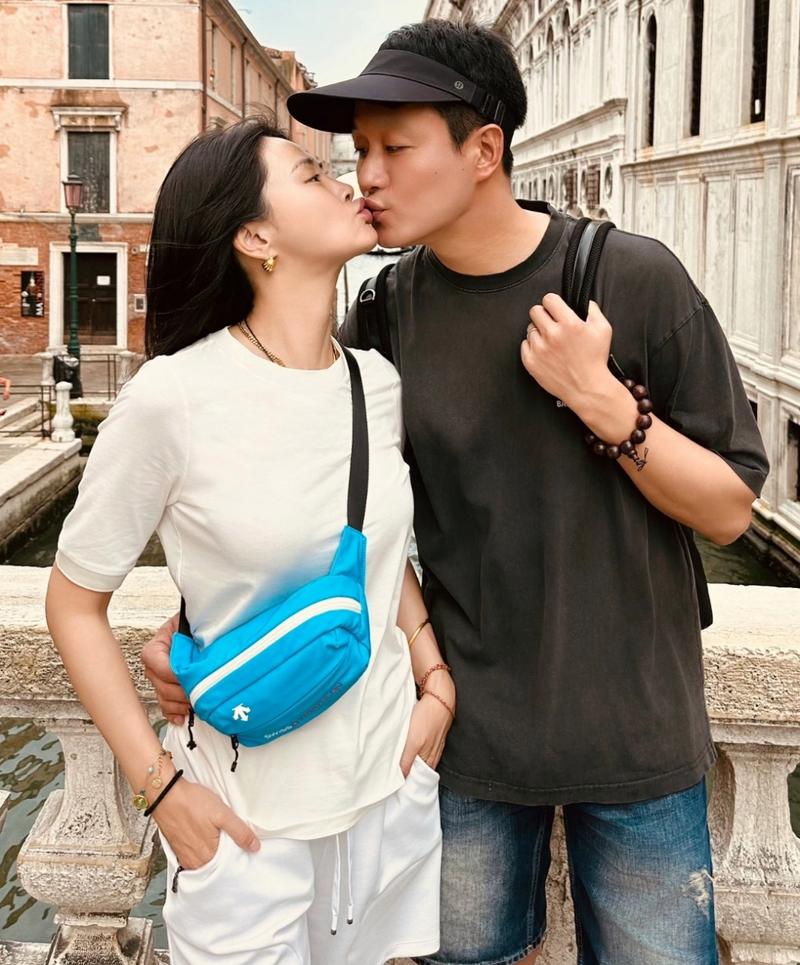 47岁佟大为夫妇在日本，关悦眼角紧致，穿樱花粉毛衣，共度玫瑰婚