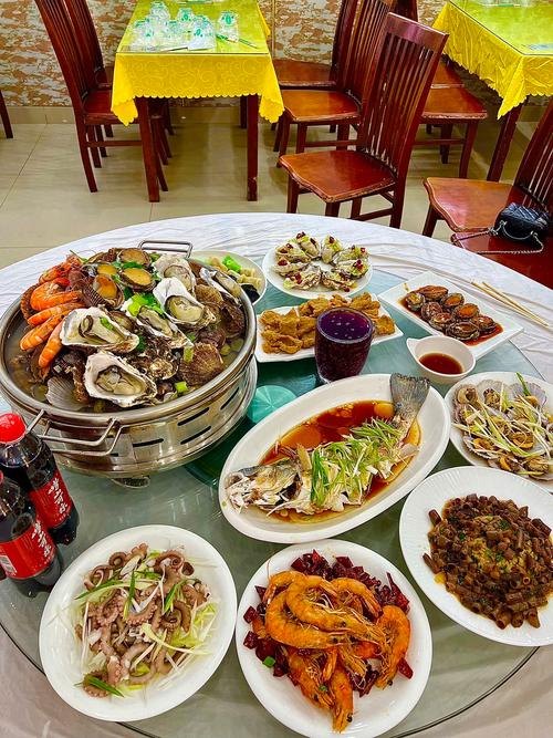 青岛20年老店，全店只备一样菜，顾客带啥都9块，每天翻台上百桌