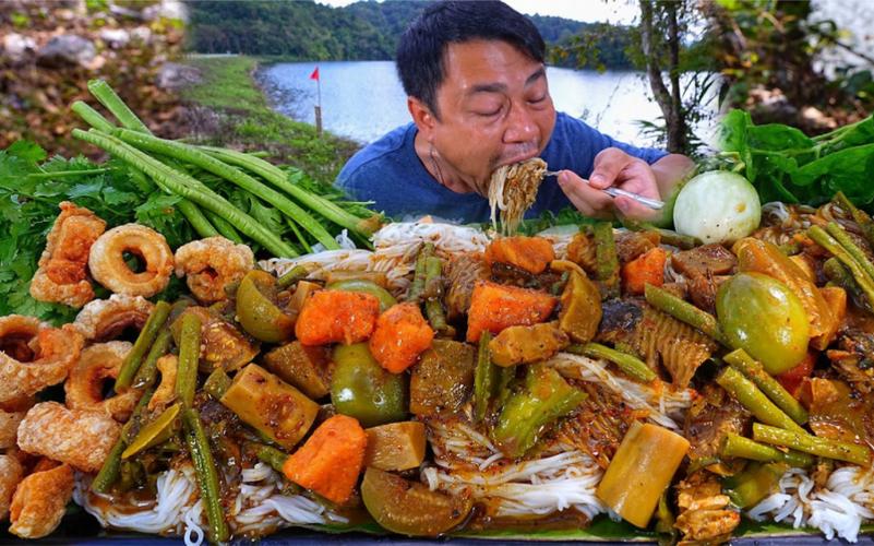 泰国大叔吃播，炖三层肉配蔬菜煮汤面，又是吃不胖的一天