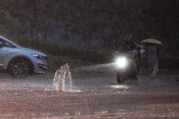 山东暴雨来袭，气温直冲30℃山东暴雨来袭，直冲30℃