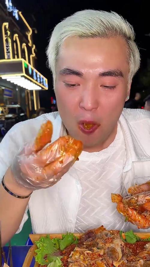 太炸裂了！一顿狂炫6根羊腿，保镖自己都上头了，满嘴流油真馋人